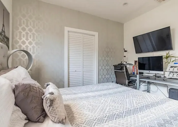 Gorgeous Dtla W/ View + Hot Tub!
