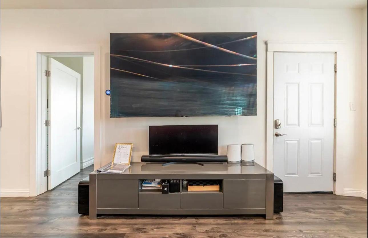 Gorgeous Dtla W/ View + Hot Tub! Casa vacanze Los Angeles